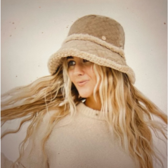 Slope Style Quilted Fur Trim Bucket Hat in Taupe - Picture 2 of 2